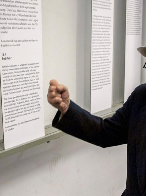 Philip Bialowitz, einer der wenigen Überlebenden des deutschen Vernichtungslagers Sobibor, erkennt auf den Bildern einer Ausstellung in der Gedenkstätte Haus der Wannsee-Konferenz einen seiner Peiniger.