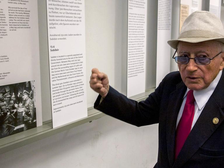Philip Bialowitz, einer der wenigen Überlebenden des deutschen Vernichtungslagers Sobibor, erkennt auf den Bildern einer Ausstellung in der Gedenkstätte Haus der Wannsee-Konferenz einen seiner Peiniger.