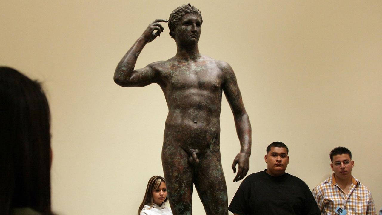 Die Bronzestatue "Siegreiche Jugend" in der Getty Villa in Los Angeles, Kalifornien Die Bronzestatue "Siegreiche Jugend" in der Getty Villa in Los Angeles, Kalifornien