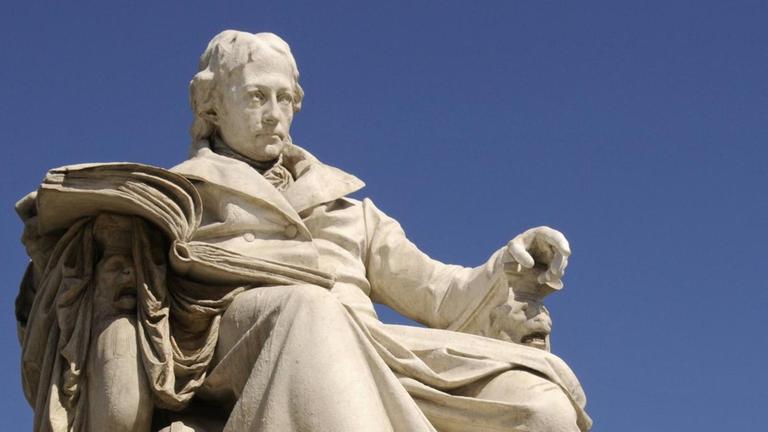 Das vom Bildhauer Paul Otto geschaffene Marmordenkmal des Universitätsbegründers, Sprachforschers und Staatsmanns Wilhelm Freiherr von Humboldt.