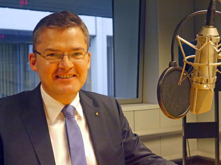 Roderich Kiesewetter, CDU Verteidigungsexperte im Studio am Mikrofon
