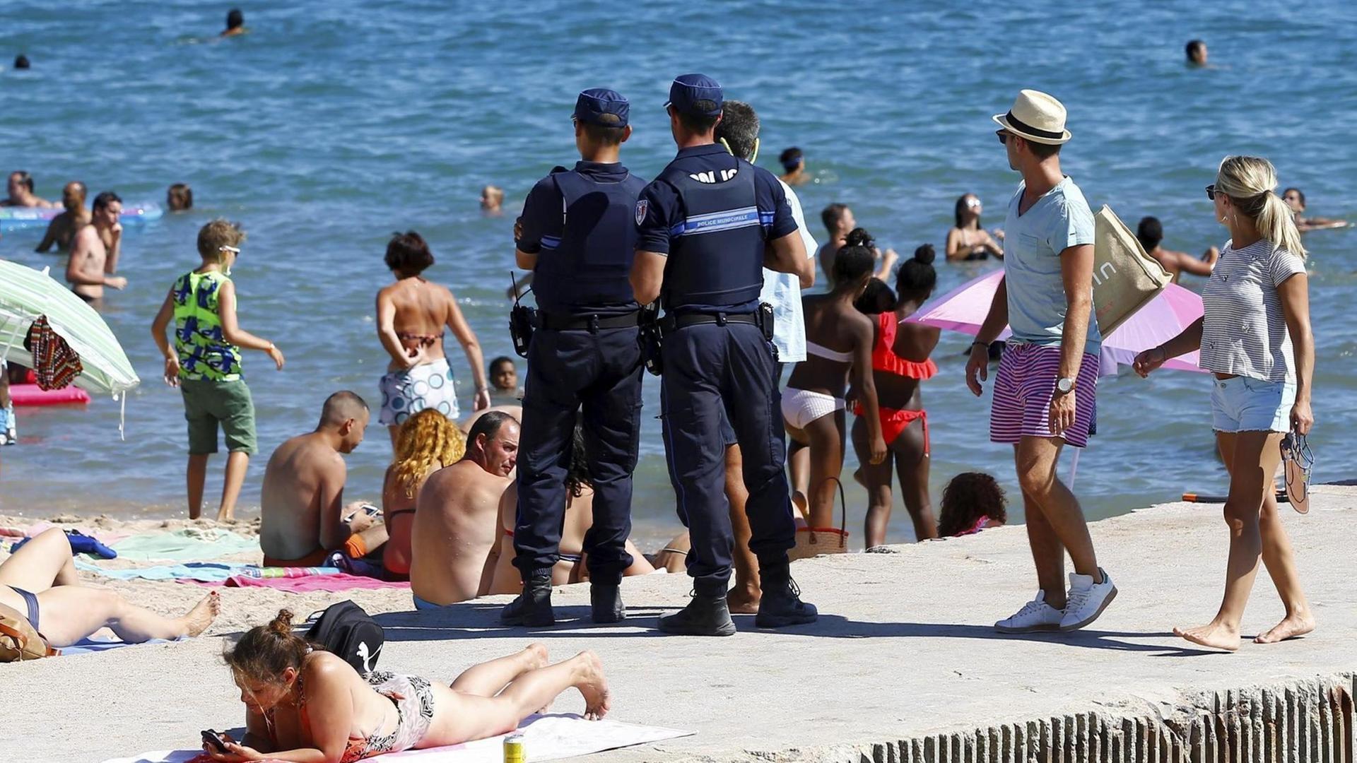 Die Polizei von Cannes kontrolliert den Strand von Cannes.