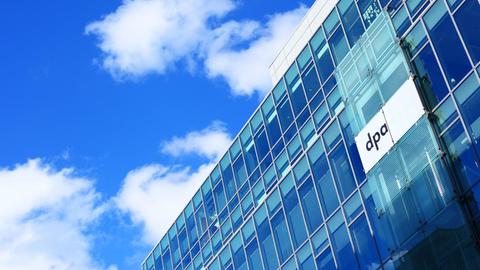 Das Logo der Deutschen Presse-Agentur dpa an einem modernen Bürogebäude in Berlin, dem Sitz der Zentralredaktion