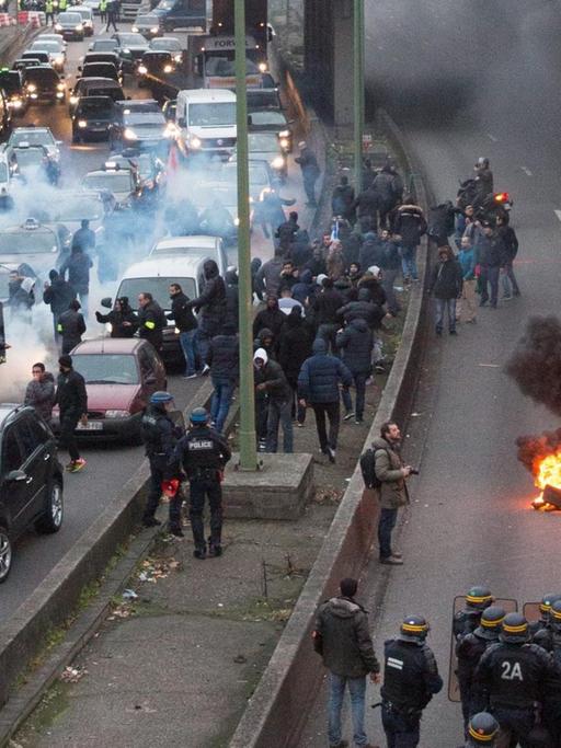 Streikende Taxifahrer in Paris, die sich Gefechte mit der Polizei liefern und ihren Unmut über Konkurrenz aus dem Internet Luft machen.