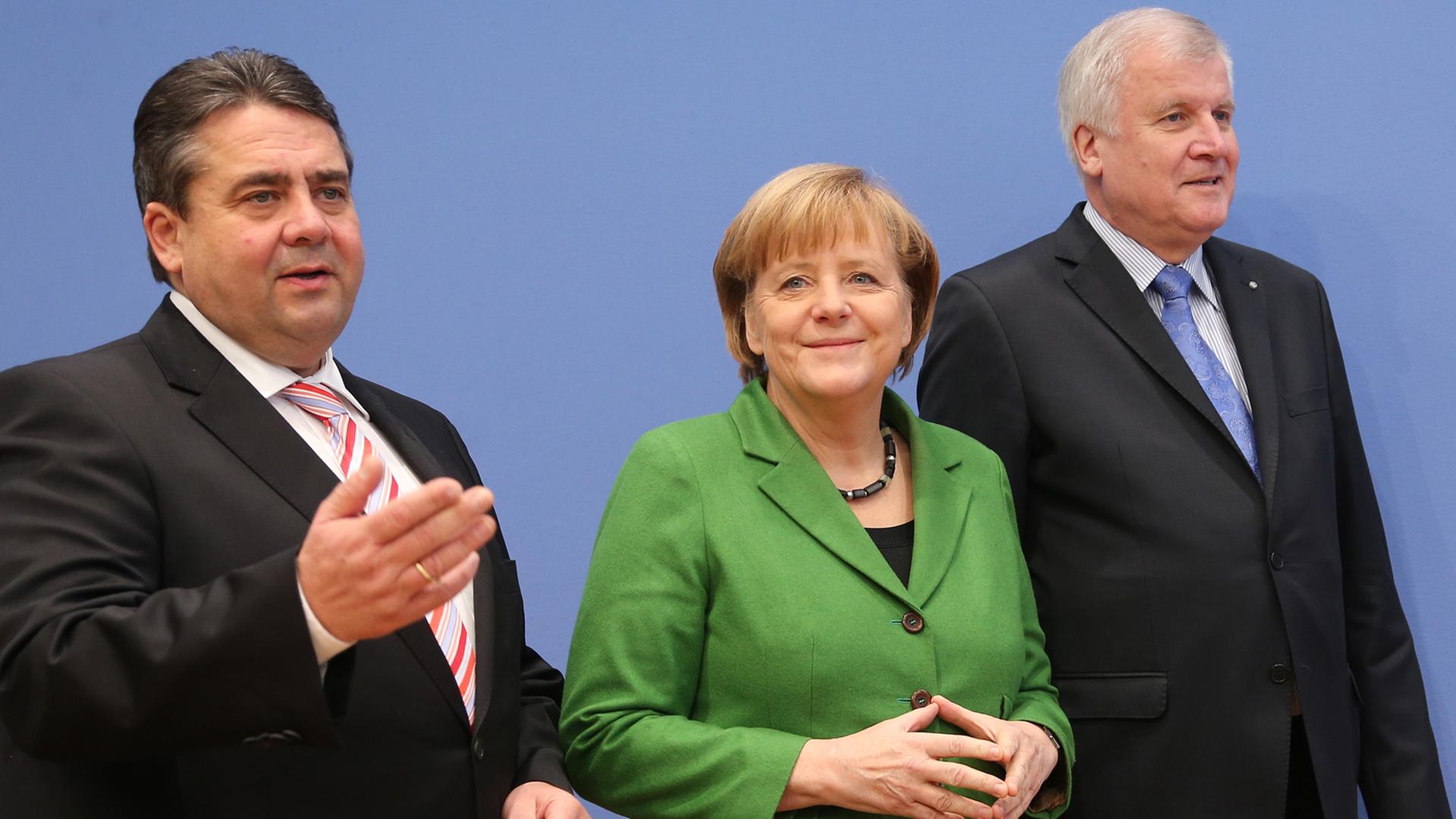 Der SPD-Parteivorsitzende Sigmar Gabriel (von links), die amtierende Bundeskanzlerin Angela Merkel (CDU) und der CSU-Vorsitzende Horst Seehofer