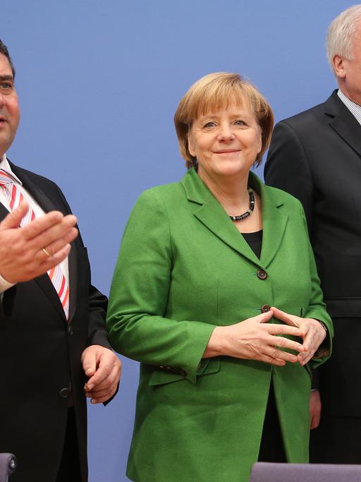 Der SPD-Parteivorsitzende Sigmar Gabriel (von links), die amtierende Bundeskanzlerin Angela Merkel (CDU) und der CSU-Vorsitzende Horst Seehofer