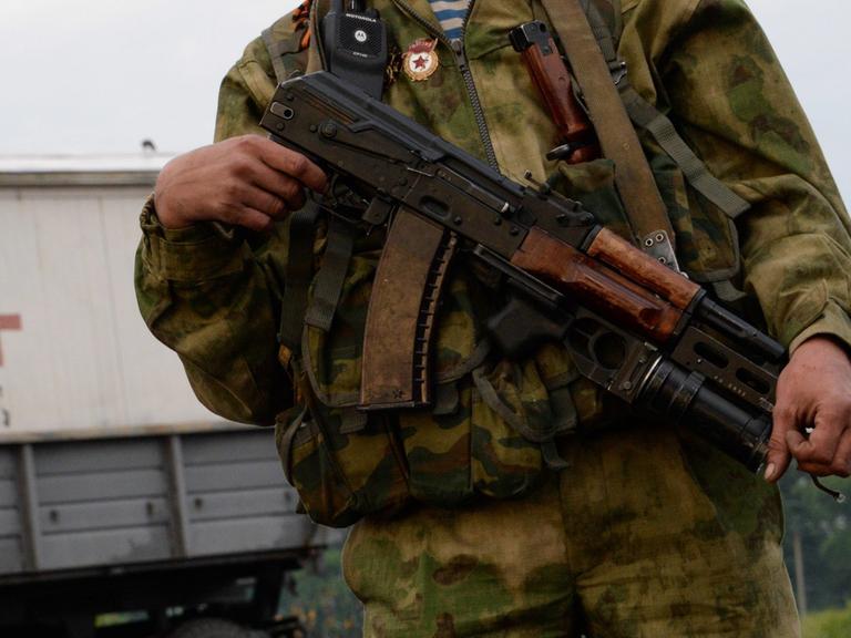 Ein Soldat in der Nähe von Lugansk