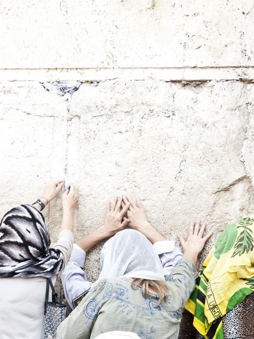 "Man will sich auch gemeinsam öffentlich zeigen, man will zeigen, dass man dazugehört." Gläubige an der Klagemauer in Jerusalem