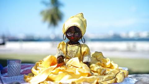 Eine Santería-Puppe in Havanna: Gelb ist die Farbe der Göttin Ochún, die in der afro-kubanischen Religion der Jungfrau Maria in Form der Barmherzigen Jungfrau von Cobre, der Schutzpatronin Kubas, entspricht.