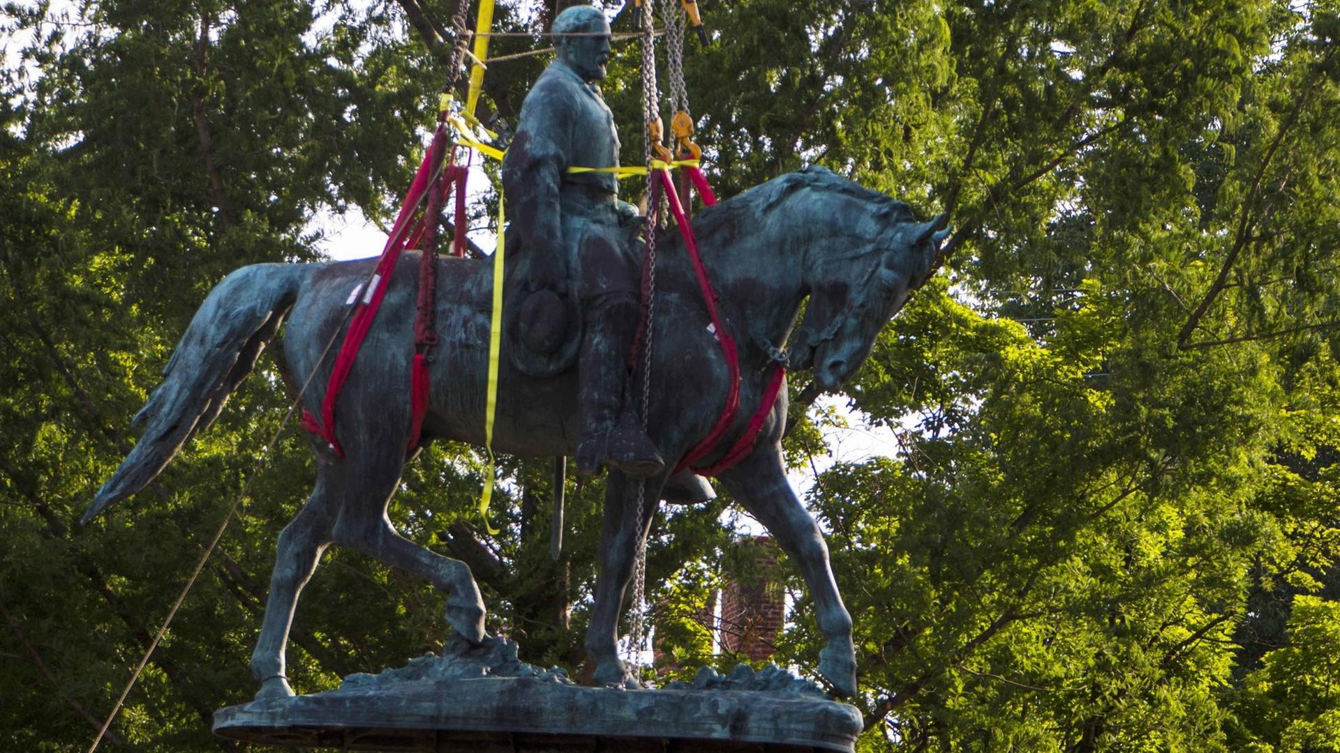 Mit einem Kran wurde die umstrittene Statue des Südstaaten-Generals Robert E. Lee von ihrem Podest auf einen Lastwagen gehoben.