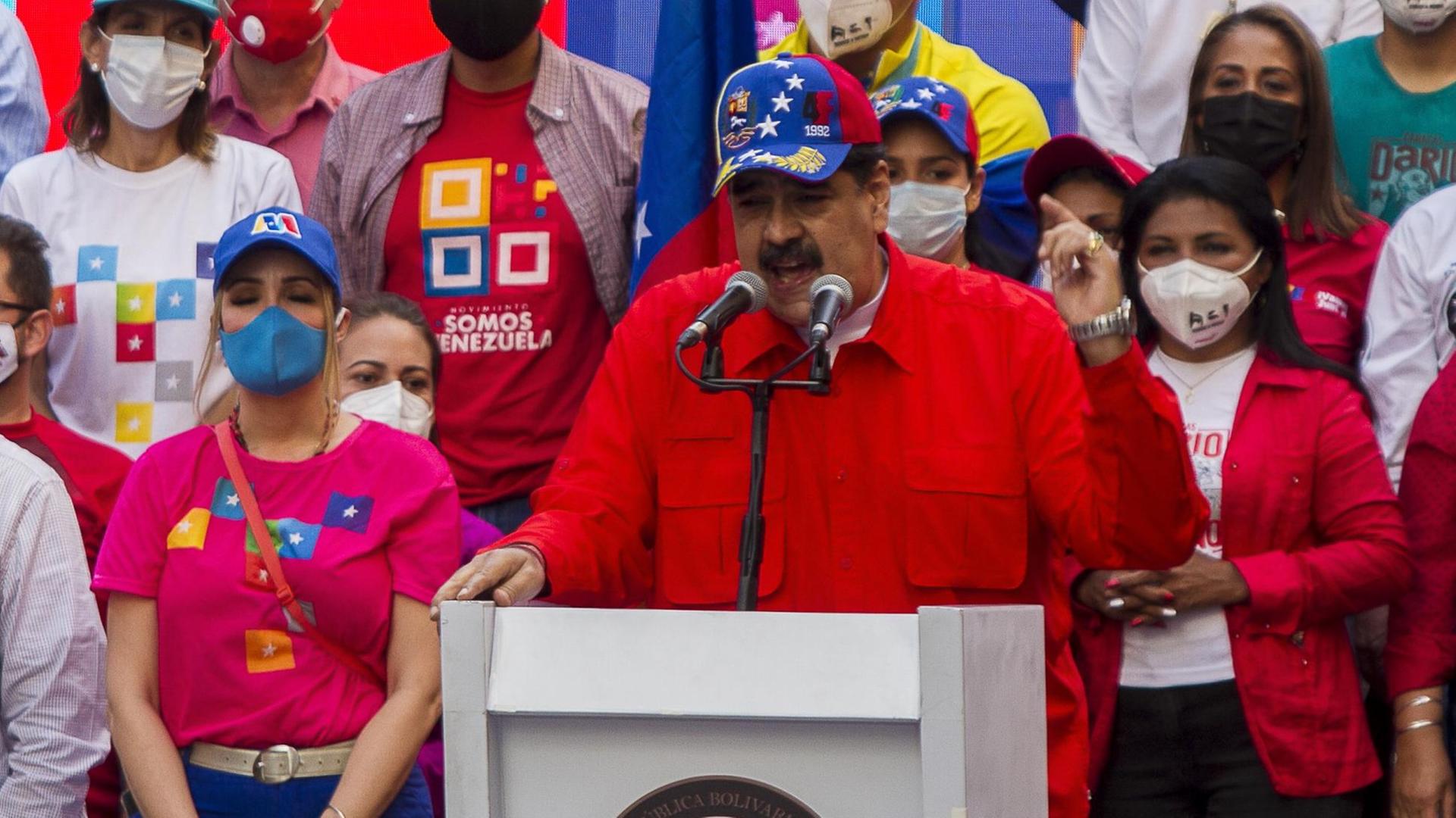 Nicolas Maduro, Präsident von Venezuela, spricht während einer Abschlusskundgebung. Am 6. Dezember soll eine umstrittene Parlamentswahl in dem politisch tief gespaltenen südamerikanischen Land stattfinden. Große Teile der Opposition befürchten Wahlbetrug und wollen die Abstimmung deshalb boykottieren.