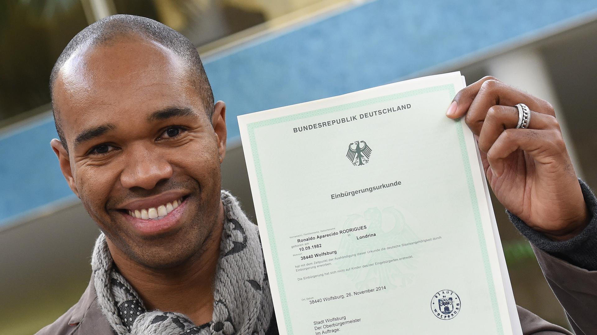 Naldo mit seiner Einbürgerungsurkunde. Naldo mit seiner Einbürgerungsurkunde.