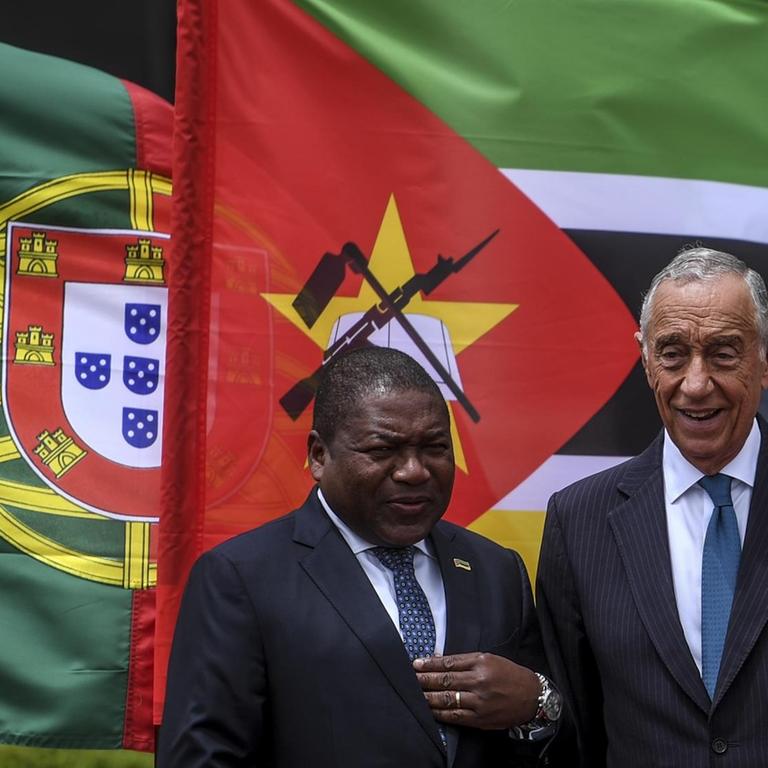 Portugals Staatspräsiden Marcelo Rebelo de Sousa (r) begrüßt den mosambikanischen Präsidenten Filipe Nyusi während seines Besuchs in Portugal am 2. Juli 2019 