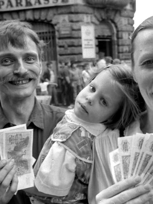 Eine Dresdner Familie tauschte am 01.07.1990 in einer Sparkasse in Dresden Ostmark gegen D-Mark. Am 01. Juli 1990 trat die Währungsunion zwischen der Bundesrepublik Deutschland und der DDR in Kraft.