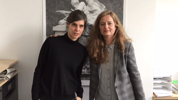 Vor martialischer Kulisse: Direktorin Sabine Vegh und Künstlerin Katinka Bock treffen sich im ehemaligen Hallenbad. Abtauchen ist hier zwangsläufig angesagt.
