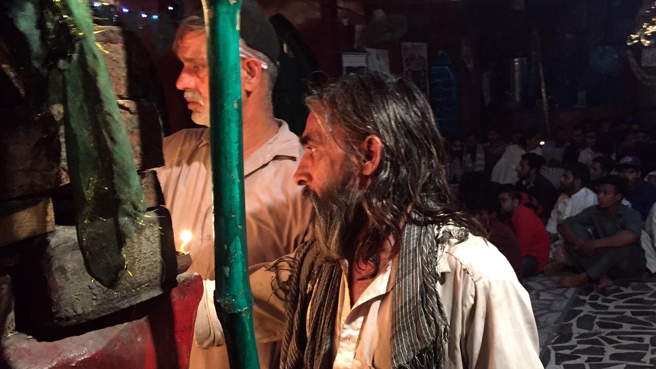 Ein Mann zündet eine Kerze am Shah-Jamal-Schrein an. Viele vor allem junge Leute aus Lahore kommen hierher, um den Trommeln zu lauschen, sich in Trance zu tanzen – oder einfach nur Haschisch zu rauchen. 