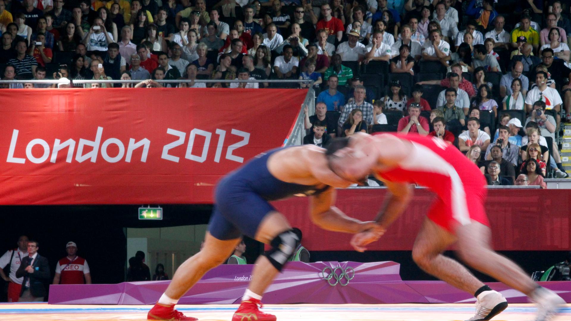 Kurban Kurbanov (red) from Uzbekistan fights George Gogshedidze of Georgia in the bronze medal match in the Men's 96kg Freestyle Wrestling during the London 2012 Olympic Games in London, Britain 12 August 2012. EPA/JIM HOLLANDER