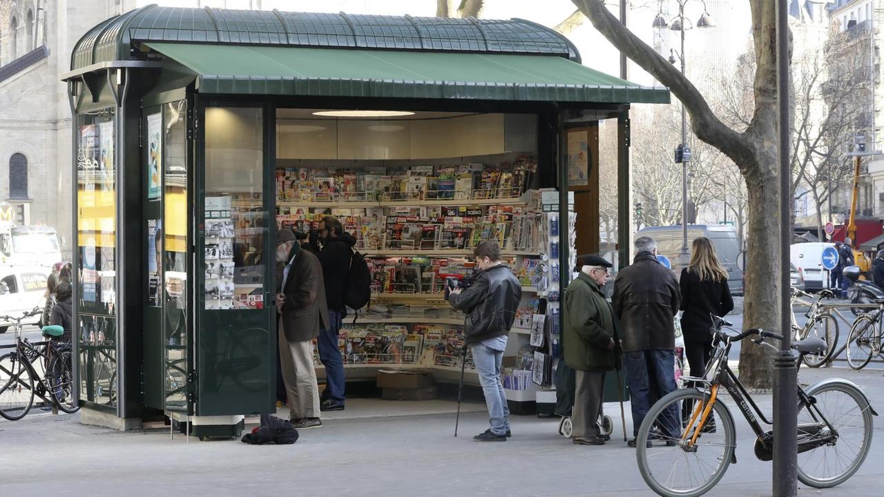 Ein Zeitungskiosk in Paris

