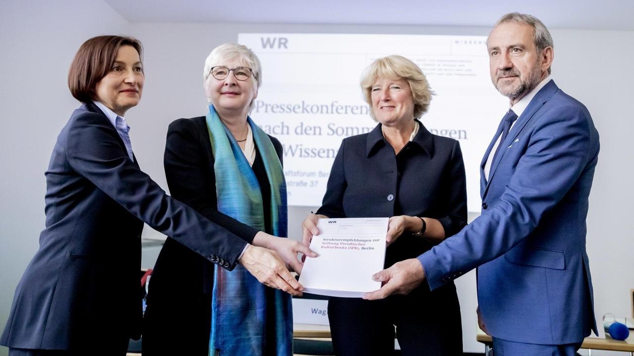 (V.l.) Marina Münkler, Vorsitzende der Arbeitsgruppe zur Zukunft der Stiftung Preußischer Kulturbesitz und Dorothea Wagner, Vorsitzende des Wissenschaftsrats, übergeben Kulturstaatsministerin Monika Grütters, und Hermann Parzinger, Präsident der Stiftung Preußischer Kulturbesitz, die Strukturempfehlungen zur Stiftung Preußischer Kulturbesitz.