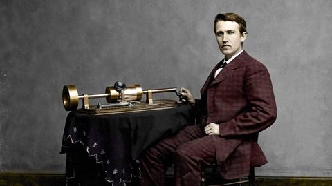 Porträt des amerikanischen Erfinders Thomas Edison und seines frühen Phonographen im Brady-Studio im April 1878.