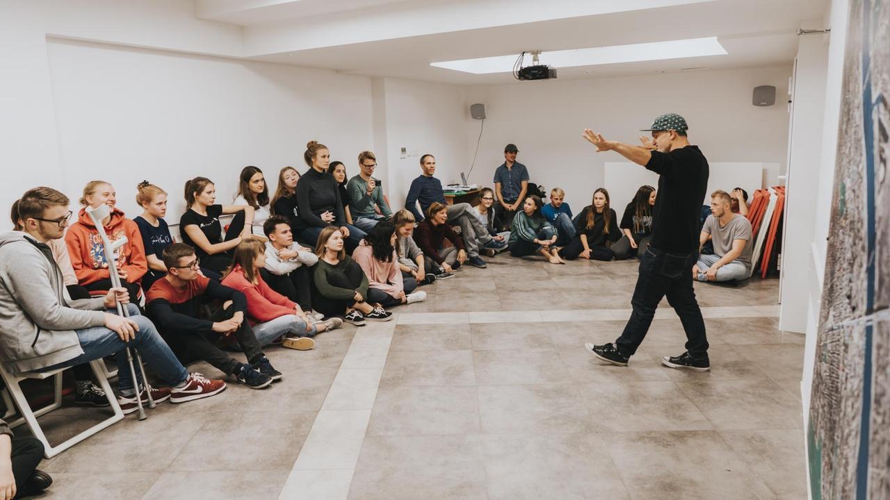 Dan Wolf posiert vor den Teilnehmern seines Workshops.