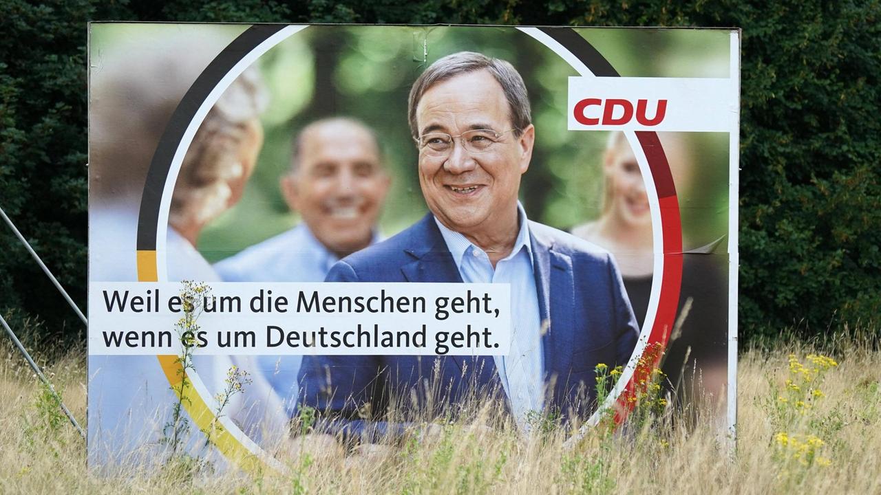 „Weil es um die Menschen geht, wenn es um Deutschland geht“ steht auf dem Wahlplakat der CDU welches außerdem Armin Laschet zeigt