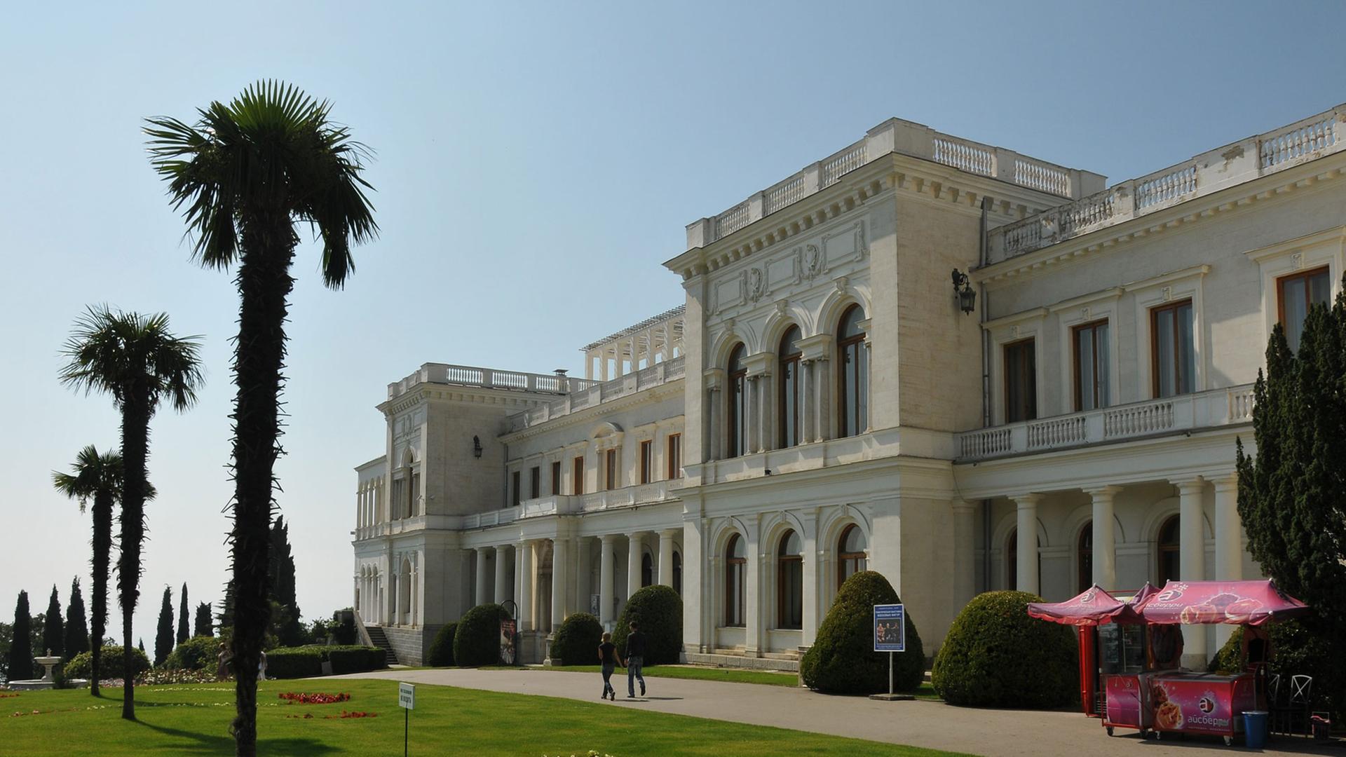 Urlaubsparadies Jalta: Der Liwadija-Palast war 1945 Schauplatz der historischen Jalta-Konferenz, wo die drei Großmächte 1945 Deutschland und Europa aufteilten.