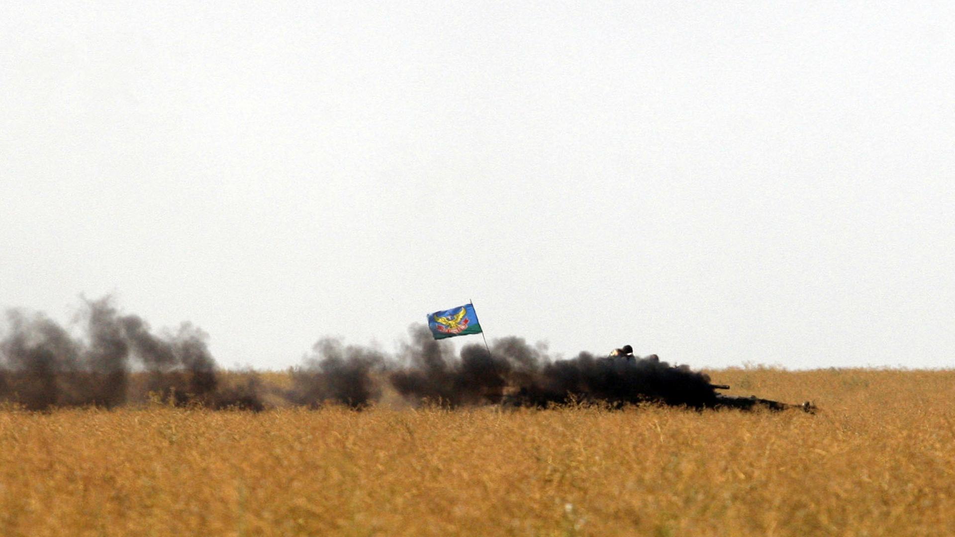 Ein ukrainischer Panzer fährt in der Nähe von Lugansk durch ein Feld.