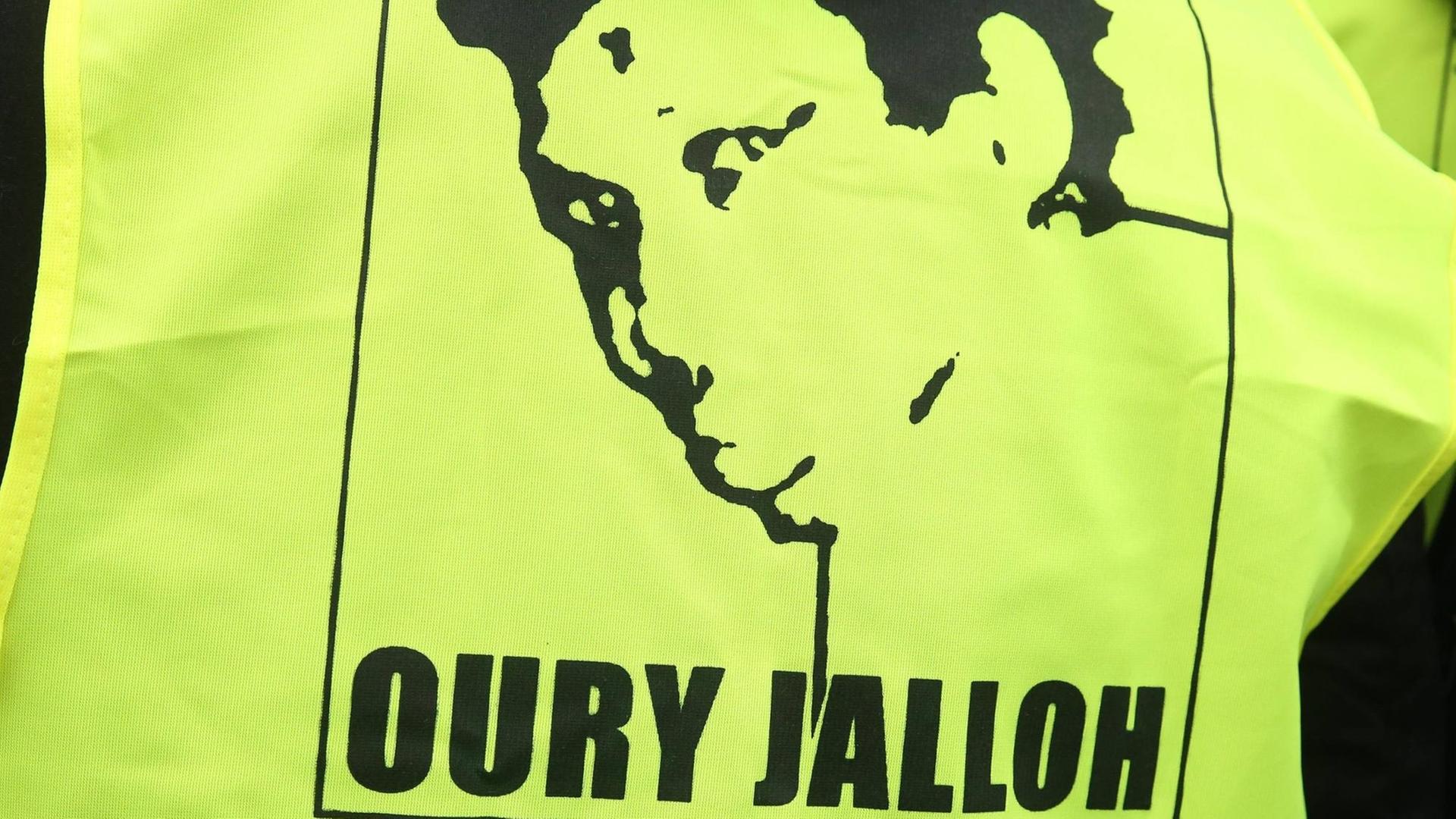 Oury Jallohs Konterfei auf einem Demo-Transparent. Jalloh ist 2005 auf einer Dessauer Polizeiwache verbrannt.