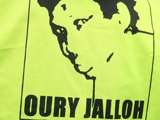 Oury Jallohs Konterfei auf einem Demo-Transparent. Jalloh ist 2005 auf einer Dessauer Polizeiwache verbrannt.