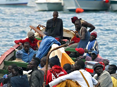 Ein Fischerboot mit 85 Flüchtlingen kommt im Hafen von Teneriffa an.