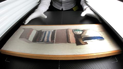 Ein Stillleben von Giorgio Morandi aus dem Jahr 1951 wird in der Kunstsammlung NRW in Düsseldorf gescannt.