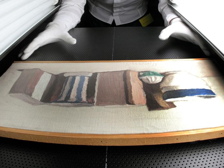 Ein Stillleben von Giorgio Morandi aus dem Jahr 1951 wird in der Kunstsammlung NRW in Düsseldorf gescannt.