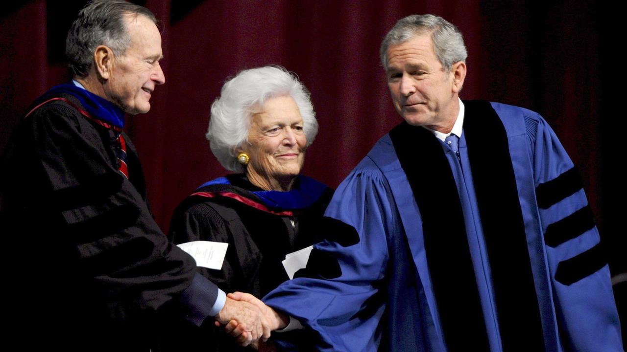 Barbara Bush ist sowohl Ehefrau als auch Mutter eines Präsidenten: Hier auf deiner Universitätsveranstaltung in Texas.