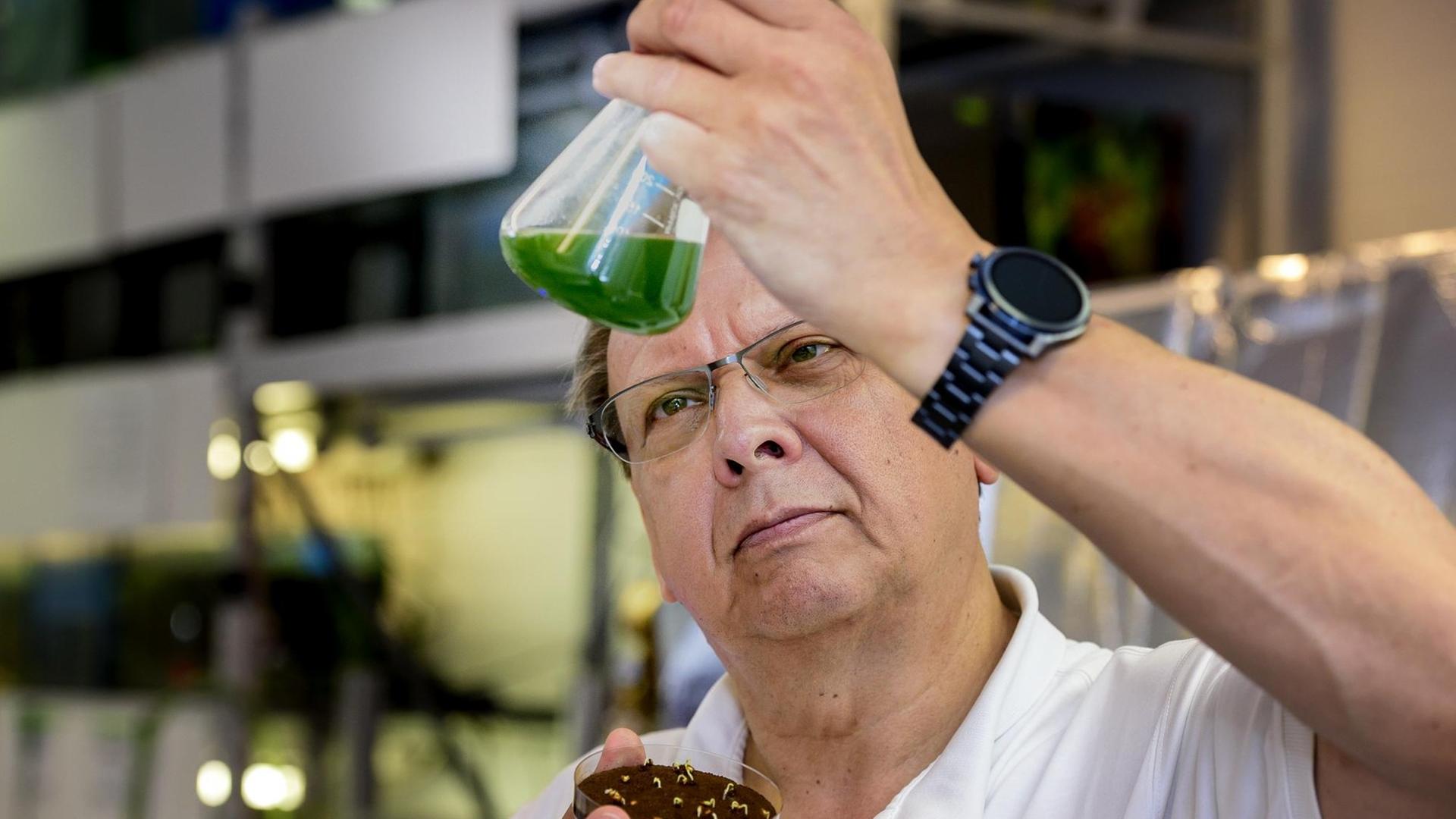 Bremen Pressedienst Bremen Technologiepark Bremen OHB Systems, Blue Horizon, Dr. Klaus Slenzka Wissen aus dem All fr das Leben auf der Erde Knnen die unwirtlichen Bden von Mond und Mars genutzt werden, um Pflanzen zu zchten? Das Startup-Unternehmen Blue Horizon Ð eine Ausgrndung von OHB Systems Ð hat bereits erfolgreich Mondgestein bepflanzt, um diese Frage zu klren. Die Antwort nutzt direkt den Menschen auf der Erde: Blue Horizon will die Erkenntnisse nutzen, um Wsten zu begrnen. Prof. Slenzka mit einer Schale mit Pflanzen die in Erde gezchtet sind die auf dem Mars vorzufinden ist. Die grne Flssigkeit ist ein Algenansatz der fr die Kultivierung der Erde als 'Starter' eingesetzt wird. Bremen Pressedienst Bremen Technologiepark Bremen OHB Systems, Blue Horizon, Dr. Klaus Slenzka Wissen aus dem All fr das Leben auf der Erde Knnen die unwirtlichen Bden von Mond und Mars genutzt werden, um Pflanzen zu zchten? Das Startup-Unternehmen Blue Horizon Ð eine Ausgrndung von OHB Systems Ð hat bereits erfolgreich Mondgestein bepflanzt, um diese Frage zu klren. Die Antwort nutzt direkt den Menschen auf der Erde: Blue Horizon will die Erkenntnisse nutzen, um Wsten zu begrnen. Prof. Slenzka mit einer Schale mit Pflanzen die in Erde gezchtet sind die auf dem Mars vorzufinden ist. Die grne Flssigkeit ist ein Algenansatz der fr die Kultivierung der Erde als 'Starter' eingesetzt wird.