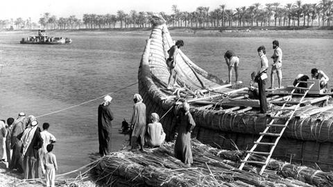 Das Schilfrohrboot "Tigris" im November 1977 in der irakischen Stadt Al Qurnah. Die nach dem Vorbild eines historischen, sumerischen Schilfbootes nachgebaute "Tigris" ist 18 Meter lang, 30 Tonnen schwer und und hat außer Verpflegung nur ein Funkgerät an Bord. Der norwegische Forscher Thor Heyerdahl und eine zehnköpfige Crew brachen am 23.11.1977 am Zusammenfluss von Euphrat und Tigris nahe Iraqui mit der "Tigris" zu einer Seereise in den Indischen Ozean auf. Heyerdahl wollte beweisen, daß die Sumerer, die ältesten bekannten Bewohner Mesopotamiens (dem heutigen Irak), bereits vor 5000 Jahren große Seefahrer waren und bis nach Indien gelangten. Nach Stationen in Bahrein, dem Sultanat Oman und Pakistan erreichte die Expedition am 3.4.1978 das Rote Meer, in dem sich wegen des Eritrea-Konfliktes zahlreiche Kriegsschiffe befanden. Aus Protest gegen Krieg und Waffenlieferungen verbrannten Heyerdahl und seine Crew ihr Boot. |
