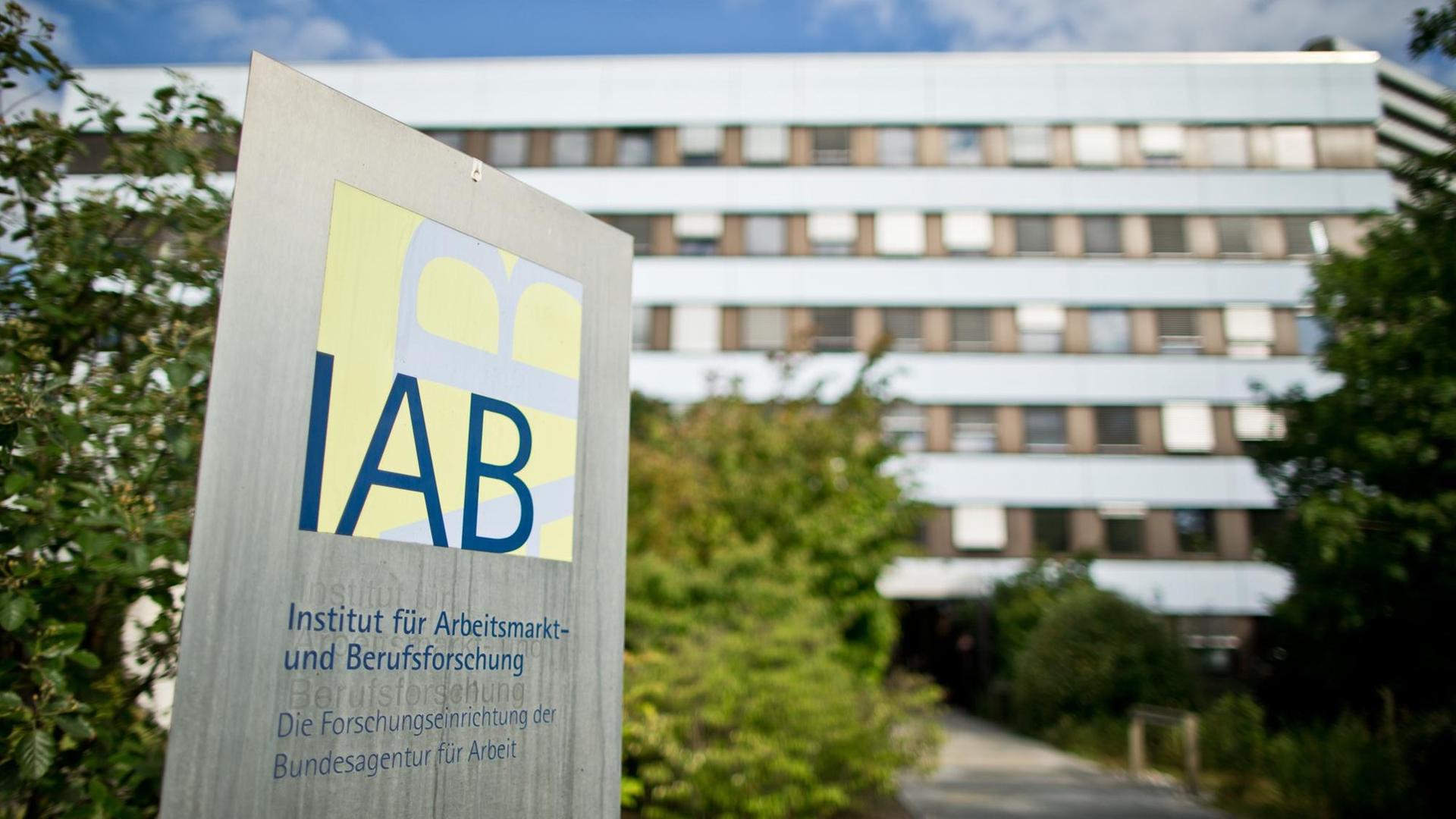 "IAB - Institut für Arbeitsmarkt- und Berufsforschung", ist auf einem Schild in Nürnberg (Bayern) vor dem Gebäude der Behörde zu lesen.
