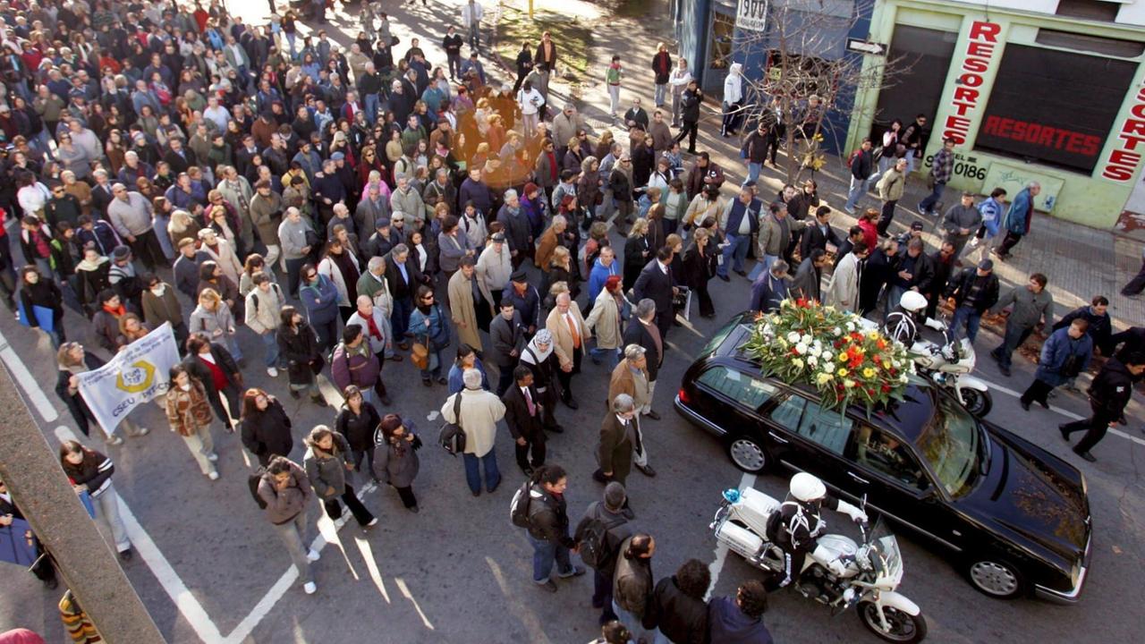 Letztes Geleit für Mario Benedetti -  ein Staatsbegräbnis: Hunderte säumten den Trauerzug am 19, Mai 2009  durch  Montevideo. Der uruguayische Schriftstelle starb im Alter von 88 Jahren.