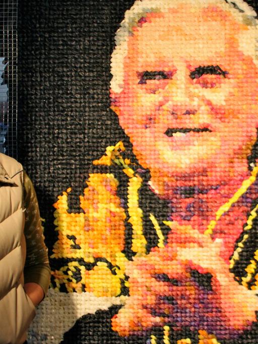 Die amerikanische Künstlerin Niki Johnson steht in Milwaukee neben einem Porträt von Papst Benedikt XVI., das sie aus ca. 17.000 verschiedenfarbigen Kondomen erstellt hat.