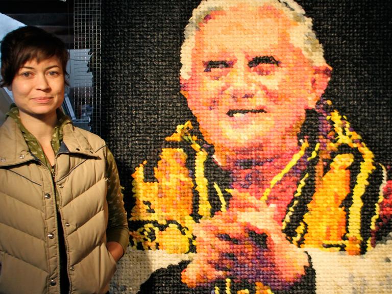 Die amerikanische Künstlerin Niki Johnson steht in Milwaukee neben einem Porträt von Papst Benedikt XVI., das sie aus ca. 17.000 verschiedenfarbigen Kondomen erstellt hat.
