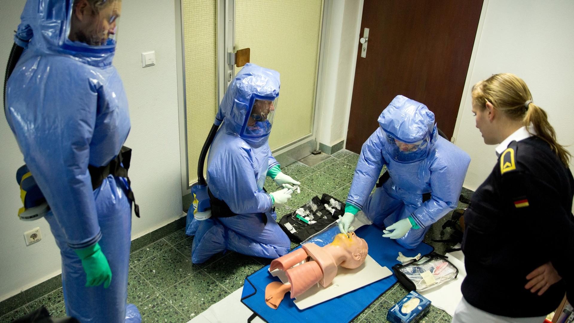 Soldaten des Sanitätsdienstes der Bundeswehr nehmen am 07.10.2014 in der Fachabteilung Tropenmedizin des Bundeswehrkrankenhauses Hamburg an einer Schulung teil.