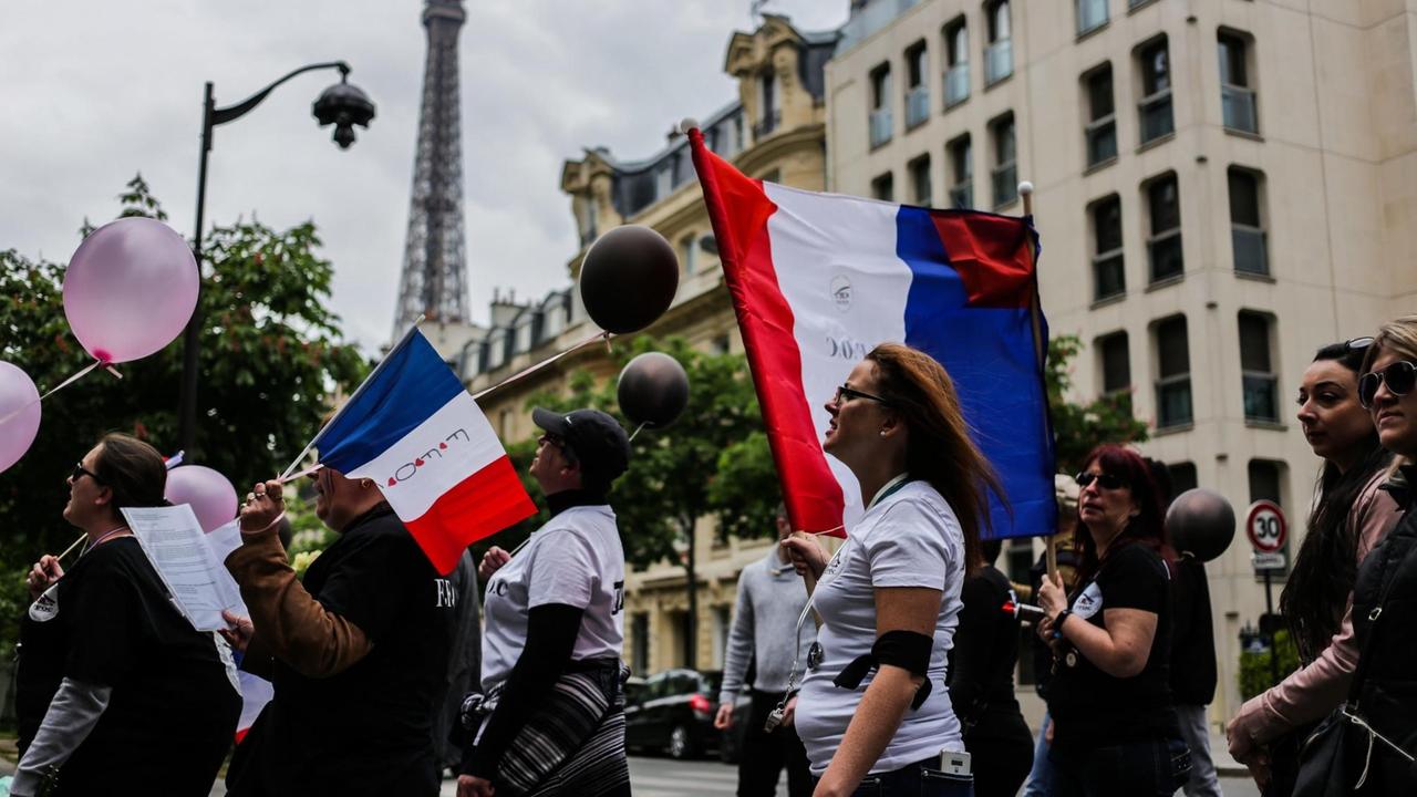 Demonstration auf dem Champs-Elysee am 22.4.2017, zwei Tage nach dem Attentat, bei dem ein Polizist getötet wurde. Die Frauen gehören der Initiative "Wütende Polizistenfrauen" an.