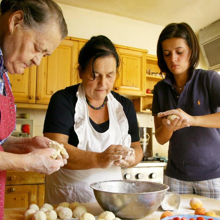 Generationenübergreifendes Arbeiten in der Küche
