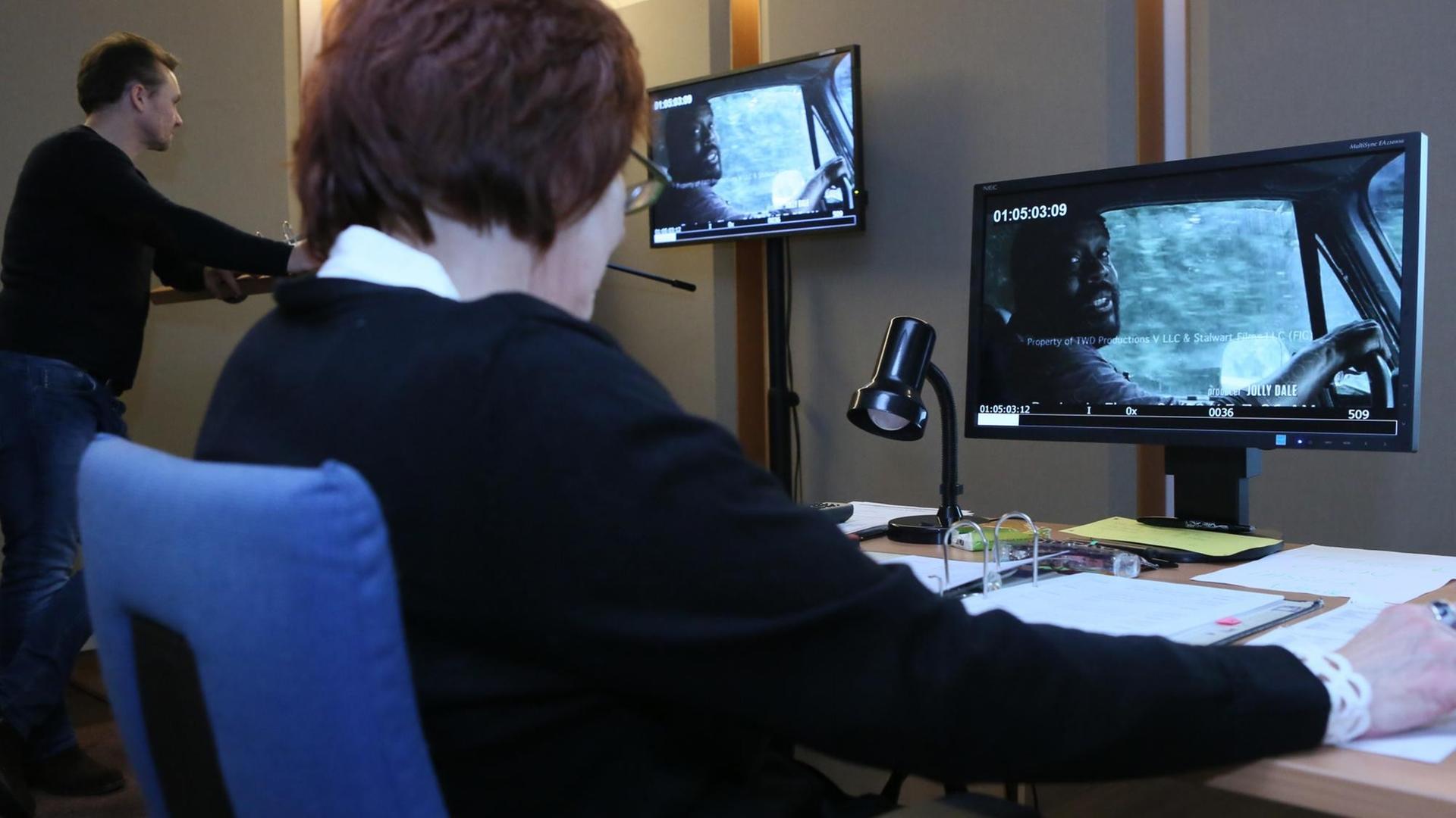 Film-Szenen aus der TV-Serie "The Walking Dead" sind am 21.01.2015 in den Räumen des Berliner Synchonisationsstudios Eurosync auf zwei Monitoren zu sehen.