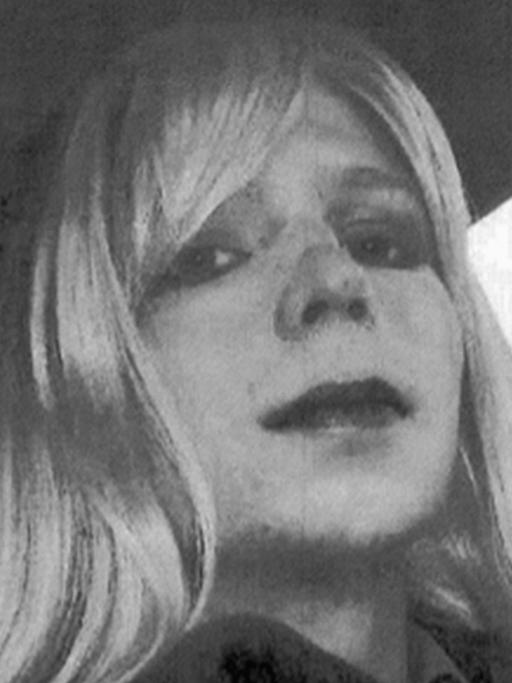 ARCHIV - HANDOUT - Die ehemalige Wikileaks-Informantin Chelsea Manning (undatierte Aufnahme) mit Perücke. Der scheidende US-Präsident Barack Obama hat die 35-jährige Haftstrafe für die Whistleblowerin Manning verkürzt. Die ehemalige Wikileaks-Informantin solle das Gefängnis am 17. Mai 2017 verlassen dürfen, teilte das Weiße Haus am Dienstag mit.
