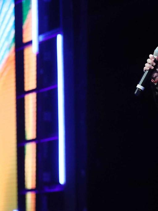 Die US-amerikanische Sängerin Taryn Southern singt am 2. November 2017 einen ihrer Songs, den sie mit Hilfe von künstlicher Intelligenz komponiert hat, bei der Konferenz "Go North A.I." im kanadischen Toronto.