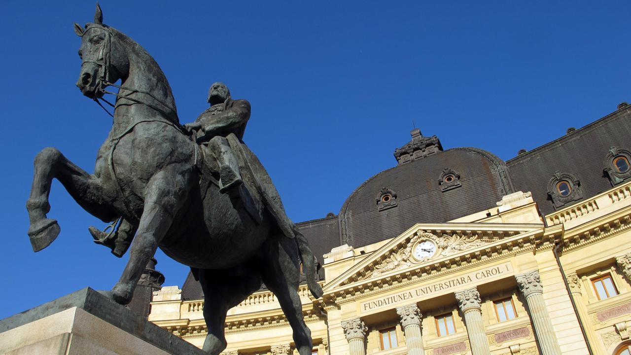 Reiterstandbild von König Carol I. von Rumänien vor der Zentralen Universitätsbibliothek in Bukarest