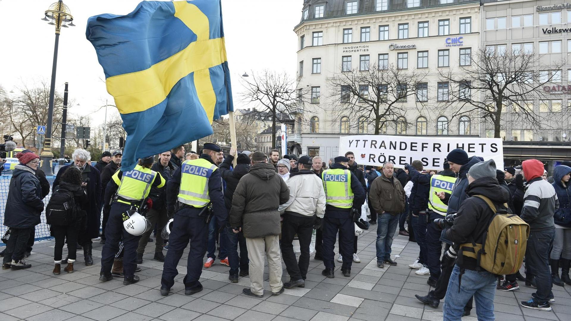 Unter dem Namen "Demonstration des Volkes" haben Ende Januar in Stockholm rechte Gruppierungen eine Kundgebung abgehalten. Im Nachgang wurden mehrere Menschen verhaftet.