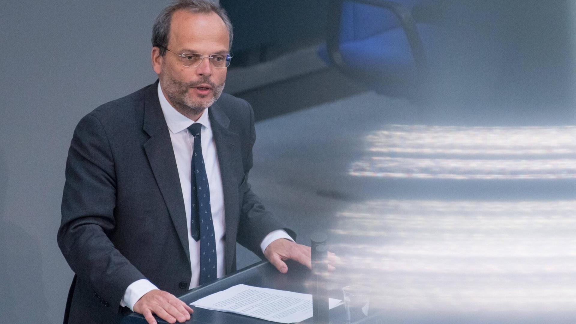 Das Foto zeigt den Antisemitismusbeauftragten der Bundesregierung, Felix Klein. Er steht an einem Pult im Bundestag und hält eine Rede.