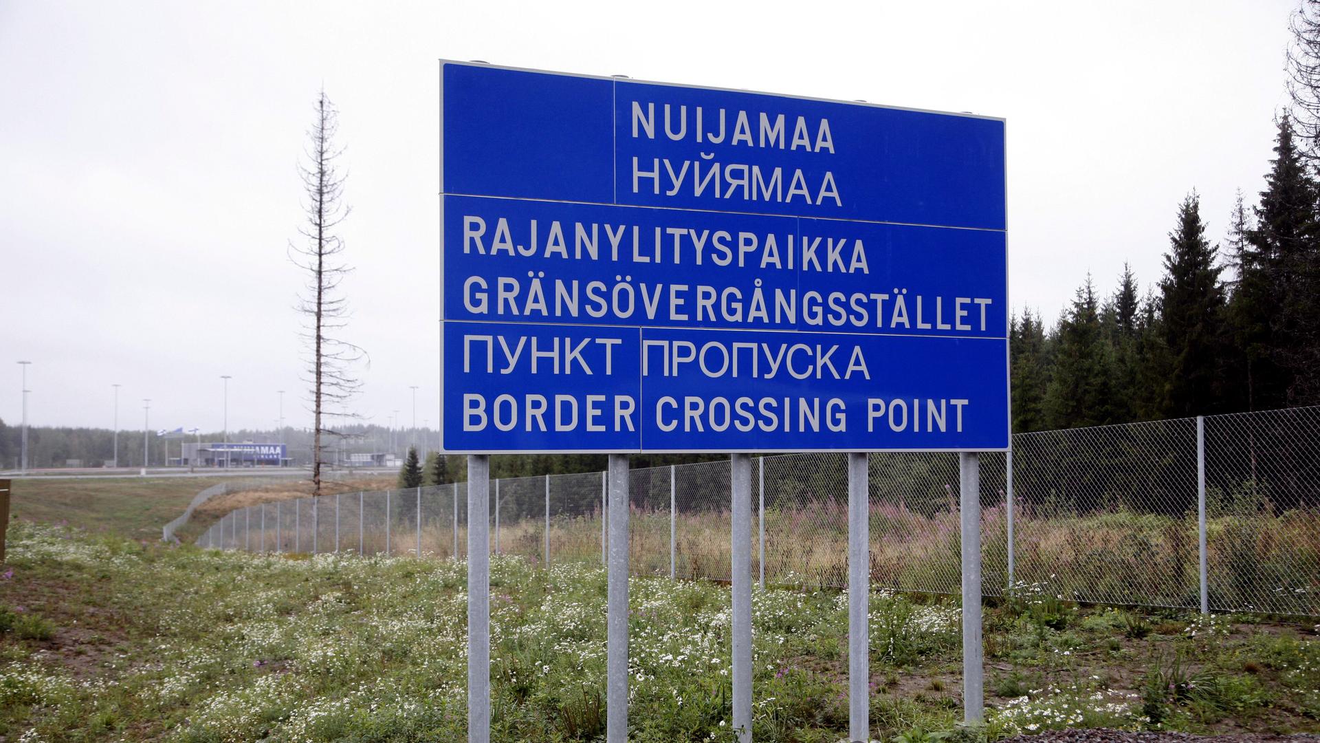 Zweisprachiges Schild an der Grenze von Finnland und Russland in Lappeenranta.